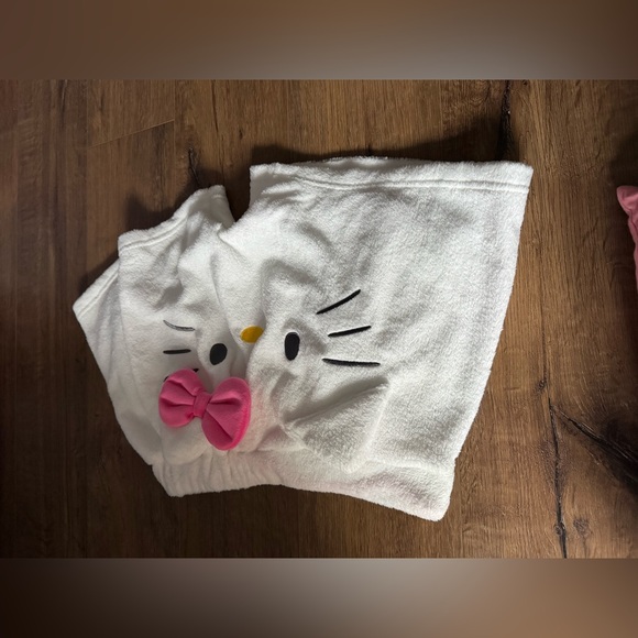 HELLO KITTY-Imported (NWT) Women's White & Pink Plush Shorts - Picture 6 of 12